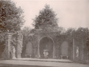 Triellage at Elisie de Wolfe garden, Villa Trianon.